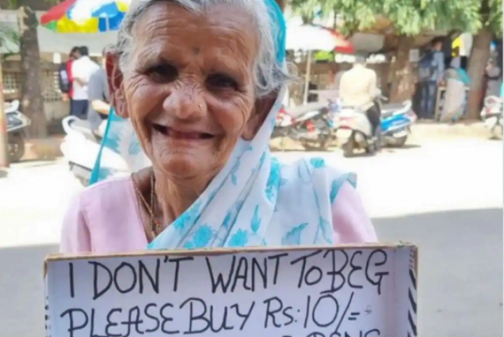 Wanita Tua Pune Menjual Pena Untuk Menyambung Hidup (India.com)
