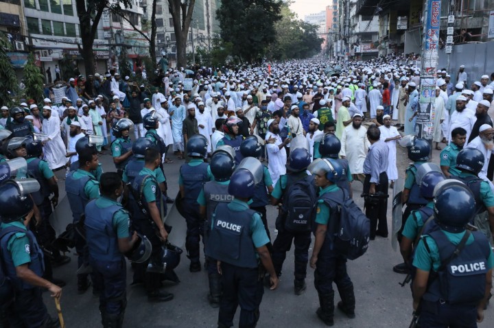 Para pengunjuk rasa berpartisipasi dalam demonstrasi atas penghinaan terhadap Islam, di luar Masjid Baitul Mukarram utama negara itu di Dhaka, Bangladesh, 16 Oktober 2021. (AP Photo)