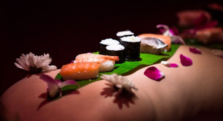 Penampakan makan sushi dan sashimi diatas tubuh wanita. Sumber: Flirt Pattaya