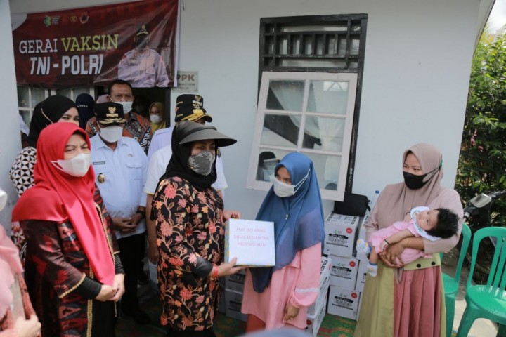 Gubernur Riau Syamsuar dan Wakil Gubernur Edy Natar Nasution bersama tim Penggerak PKK provinsi Riau melakukan peninjauan vaksinasi. (Foto: Istimewa)