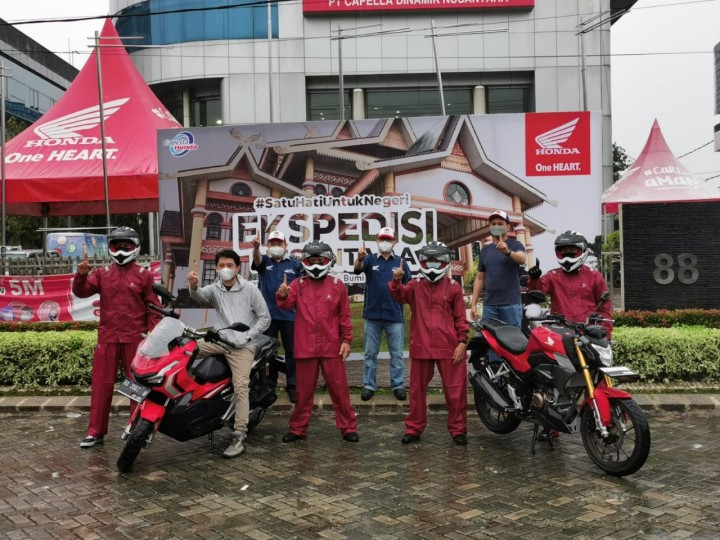 Foto bersama rider dengan top management PT CDN Riau di depan Main Dealer Honda CDN Riau