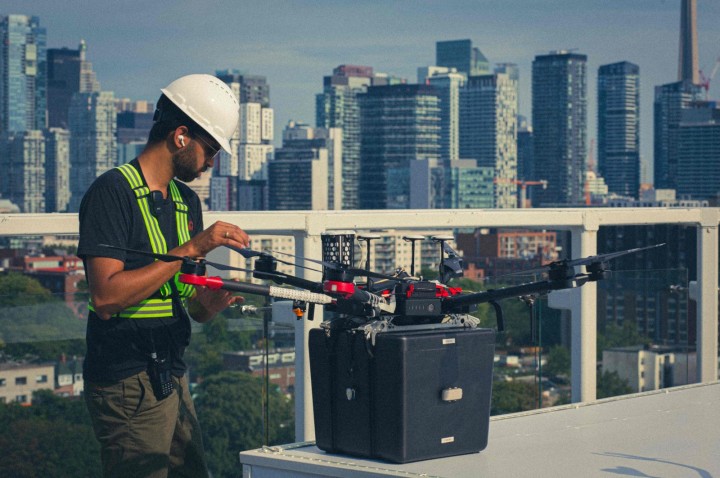 Seorang teknisi memeriksa drone Unither Bioelectronique untuk penerbangan bersejarahnya di Toronto, Kanada, dalam foto selebaran yang dirilis oleh Unither Bioelectronique yang diambil pada September 2021. (Unither Bioelectronique via AFP) 