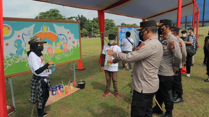 Kapolda Riau Irjen Pol Agung Setia Imam Efendi meninjau peserta lomba Mural Festival 2021 dalam rangka HUT Divhumas Polri 2021