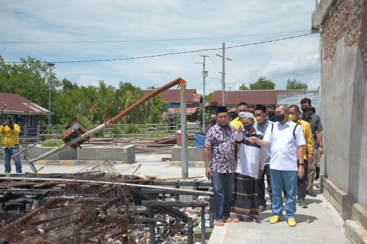 Gubernur Riau Syamsuar berkunjung ke Masjid Al Misak yang terbakar. (Foto: Istimewa)