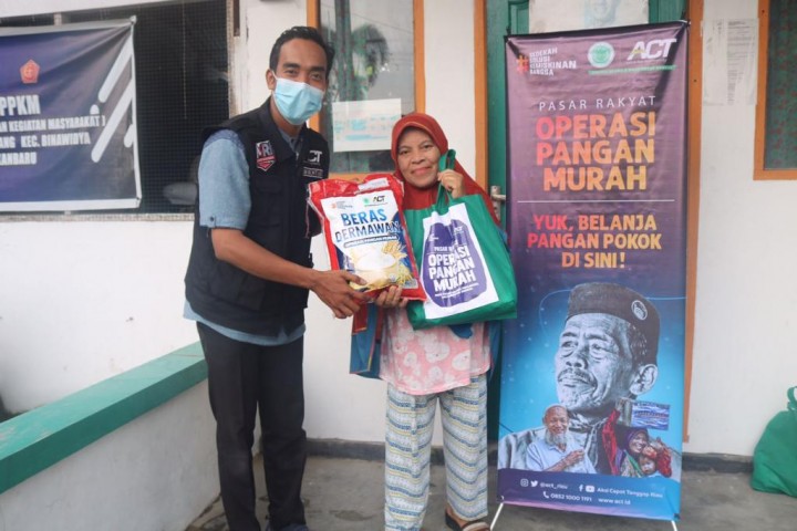 ACT Riau Laksanakan Operasi Pangan Dengan Sembako Harga Murah Untuk Warga Kota Pekanbaru (foto/ist)