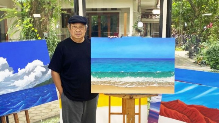 Susilo Bambang Yudhoyono dan lukisannya. Sumber: Twitter