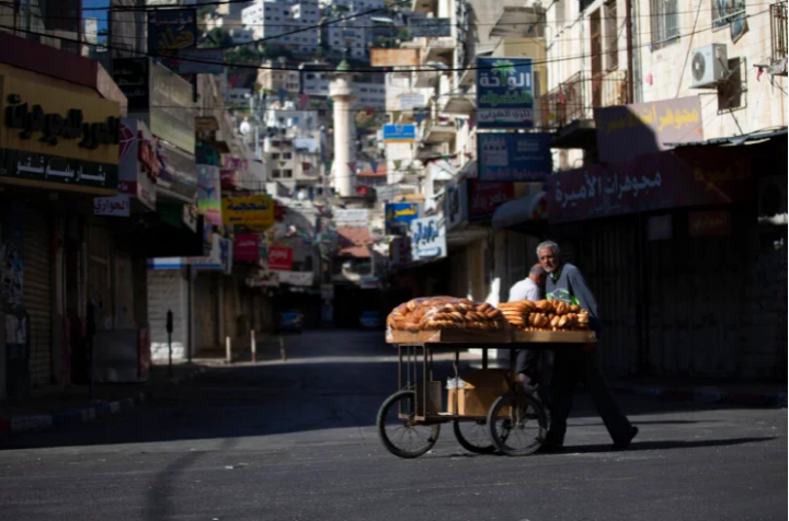Foto : Ekonomi Palestina menderita masalah mendasar yang lebih dalam daripada penurunan pandemi virus corona, kata para ahli [File: Majdi Mohammed/AP Photo]