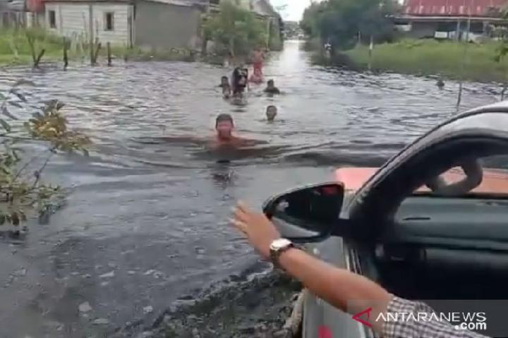 Pemerintah Kota Palangka Raya Tetapkan Status Tanggap Darurat, Akibat Banjir Meninggi dan Makin Luas (foto/int)