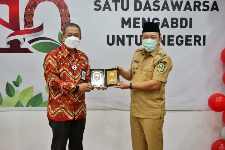 Wabup Siak Husni Merza bersama Kepala OJK Riau
