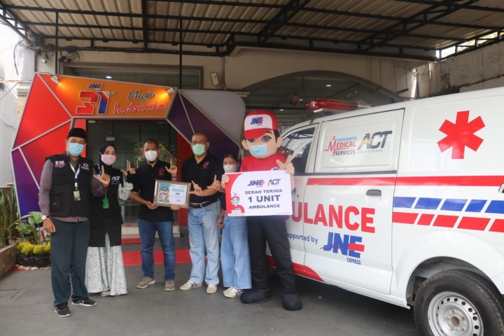 JNE Pekanbaru Salurkan 1 Unit Ambulans Guna Mendukung Aksi-Aksi Kemanusiaan di Riau (foto/ist)