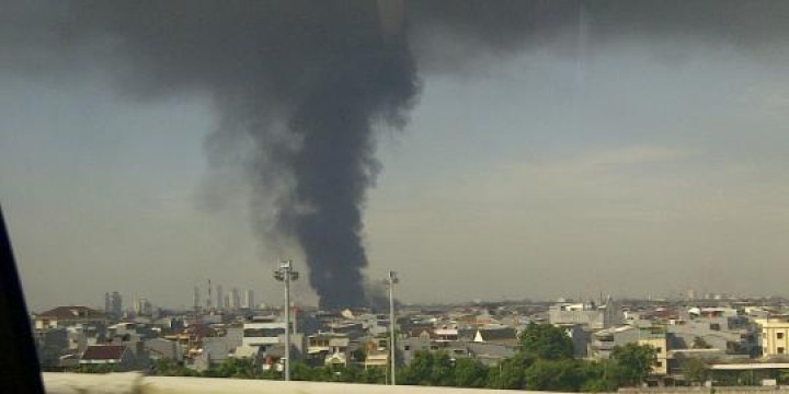 Kebakaran melanda Gedung Cyber, Kuningan Barat, Jakarta. Sumber: Merdeka.com