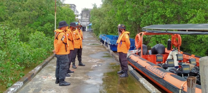 Tim SAR Pekanbaru Pos Bengkalis saat melakukan pencarian korban terjatuh dari kapal