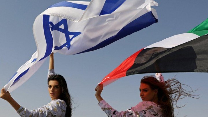 Bendera Israel dan UEA dibawakan model. Sumber: Detik.com
