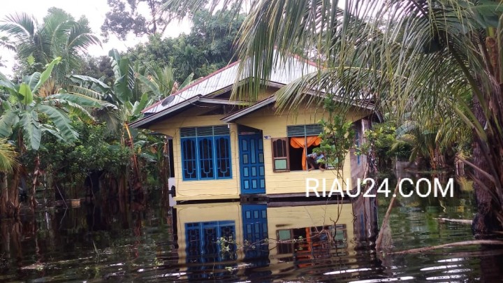 Banjir remdam sejumlah rumah warga desa Simpang Ayam, Bengkalis