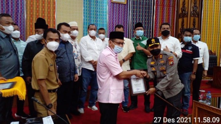 Penyerahan penghargaan kepada AKBP Hendra Gunawan oleh Wakil Ketua DPRD Sofyan