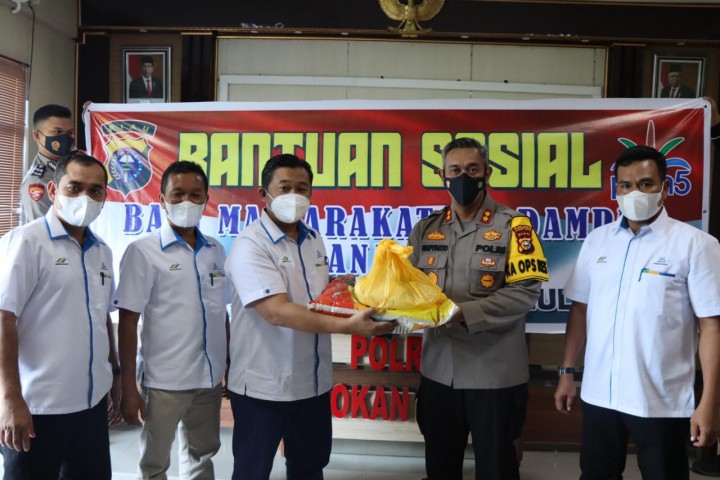 General Manager PTPN V Distrik Barat, Farid Muzaky menyerahkan bantuan sembako untuk korban banjir di Kabupaten Rokan Hulu, Riau kepada Kapolres Rokan Hulu, AKBP Eko Wimpiyanto
