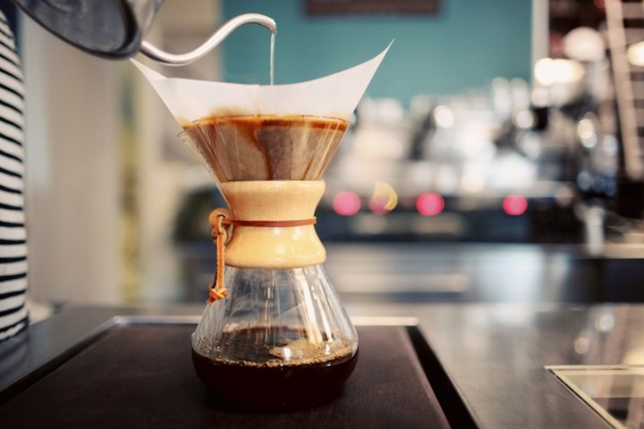 Menyeduh kopi dengan cemex. Sumber: Otten Coffee