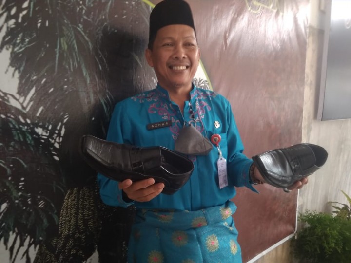 Kadis Kopdagrin Kuansing, Azhar memperlihatkan sepatu 'Cibaduyut' Kuansing 