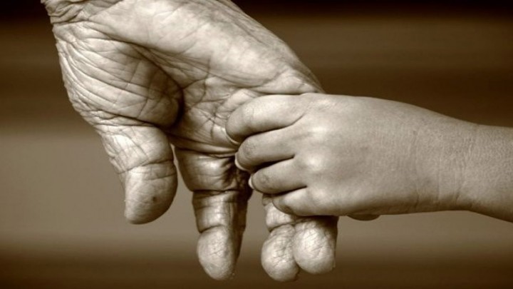 Ilustrasi tangan orang tua dan anak. Sumber: Madani News