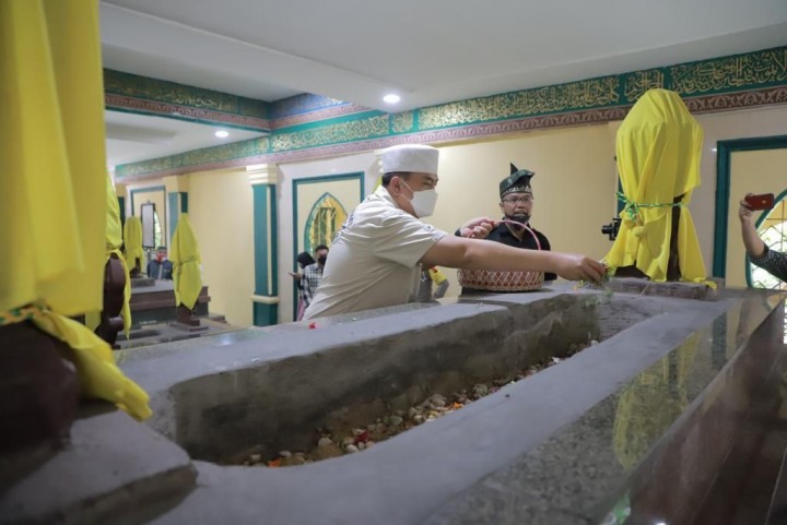 Kapolda Riau Irjen Pol M Iqbal melakukan ziarah ke makam pendiri Kota Pekanbaru, Minggu, 2 Januari 2021.