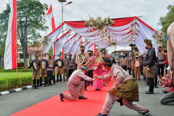 Silat Melayu sambut kedatangan Kapolda Riau Irjen Pol M Iqbal dan Irjen Pol Agung Setya Imam Effendi saat acara pisah sambut di Mapolda Riau. (Foto. Amri)