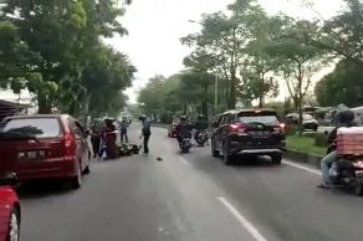 Tumpahan Minyak Berceceran di Jalan Arifin Achmad Pekanbaru, Puluhan Pengendara Terjatuh