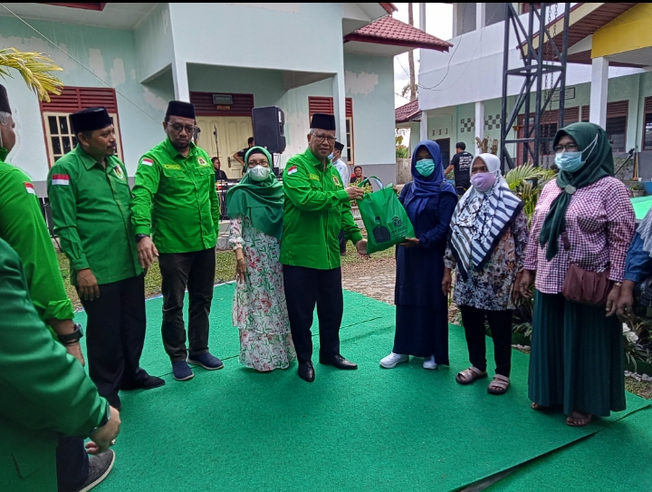 Ketua DPW PPP Riau Syamsurizal memberikan bantuan pada kaum dhuafa dan Ojol dalam rangka Harlah PPP ke-49