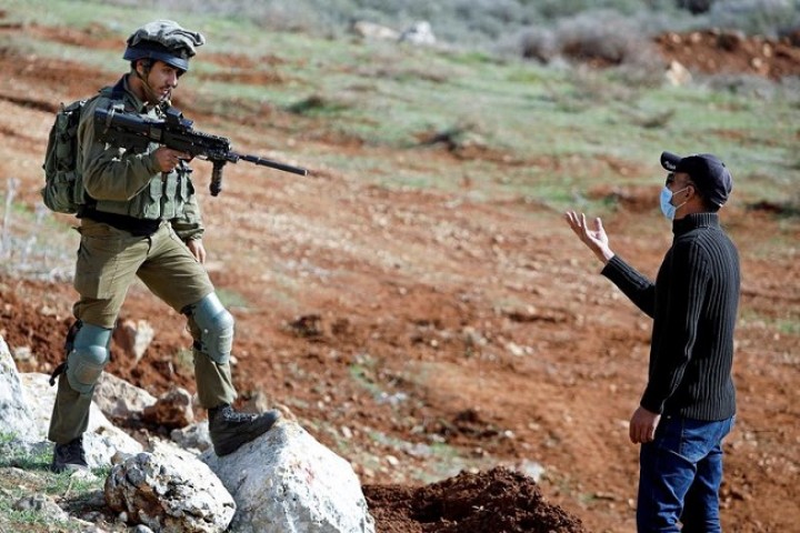 Tentara Zionis Israel mengacungkan senjata pada sipil Palestina. Sumber: Gatra.com