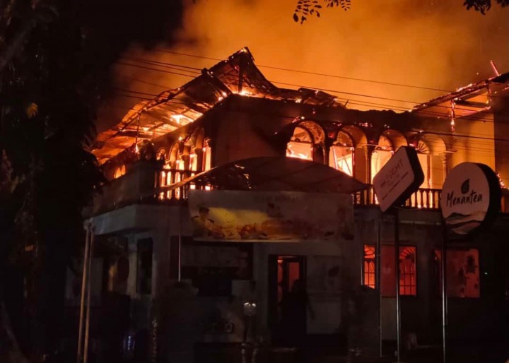 Breaking News, Rumah Tua di Tengah Kota Hangus Terbakar