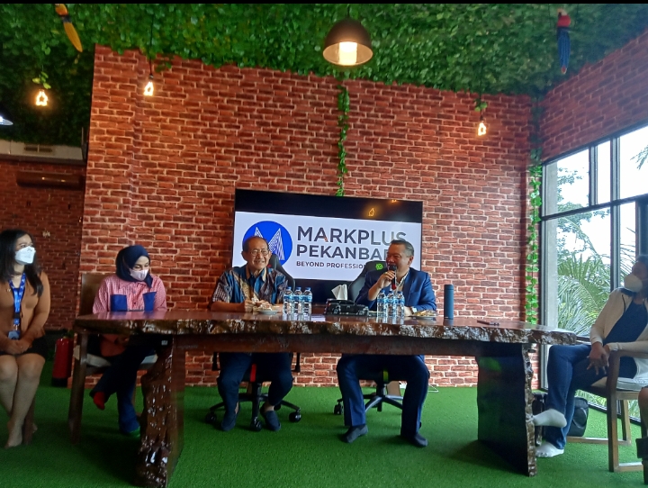 Ketua Indonesia Marketing Association (IMA) Chapter Pekanbaru, Peng Suyoto menggelar jumpa pers terkait peresmian kantor Markplus Pekanbaru besok oleh gubernur Riau Syamsuar
