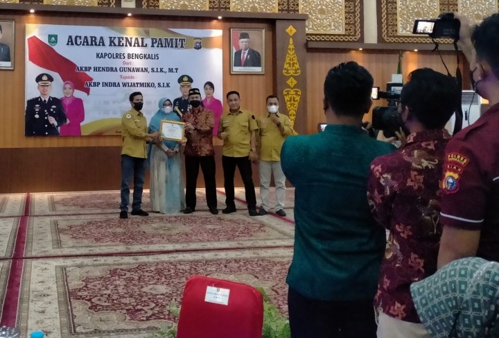 Pemberian penghargaan oleh PWI Bengkalis ke AKBP Hendra Gunawan