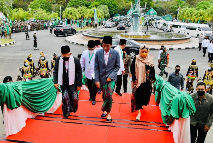 Ketua DPR RI Puan Maharani tempel Presiden RI Joko Widodo. Sumber: Sindonews.com