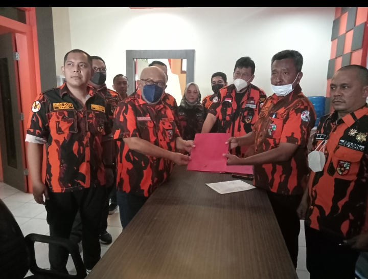 Anto Rachman menyerahkan formulir pendaftaran bakal calon ketua MPW PP Riau
