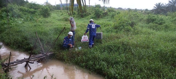 Pengambilan sempel limbah oleh tim Gakkum Kementrian lingkungan hidup PT SIPP Duri