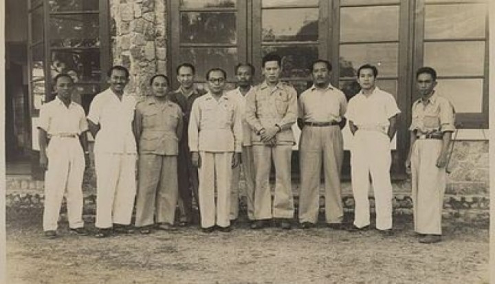 Muhammad Hatta dan tokoh lainnya dalam rumah pengasingan di Pulau Bangka. Sumber: Internet
