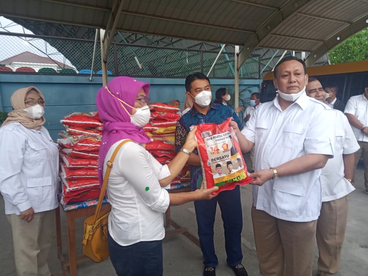 Ketua DPD Gerindra Riau Nurzahedi Tanjung memberikan beras kepada cleaning servis yang berkerja di kantor DPRD Riau