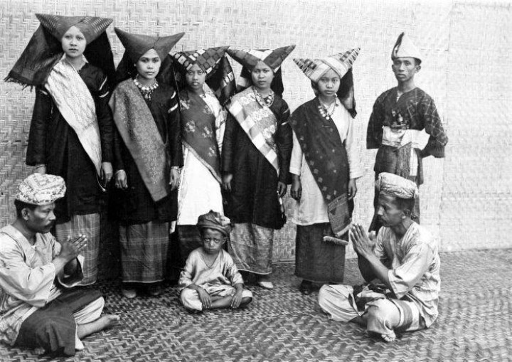 Pria dan wanita berpakaian adat Minang. Sumber: Egindo