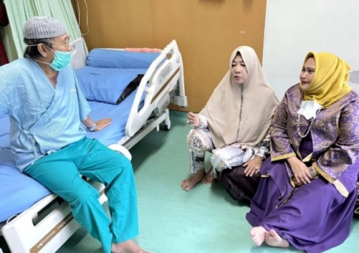 Ketika Almarhum H Fadlah Sulaiman dirawat di RS Arifin Ahmad Pekanbaru