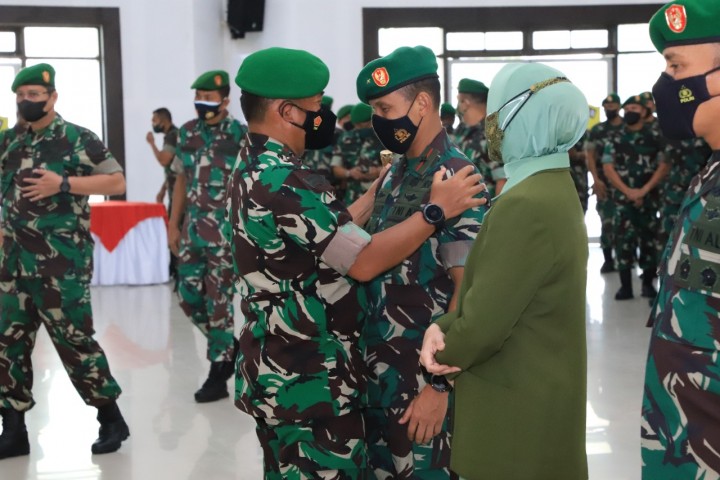 Danrem 031/WB Brigjen TNI M Syech Ismed bersama Istri saat Sertijab di Medan, Jumat, 18 Februari 2022.