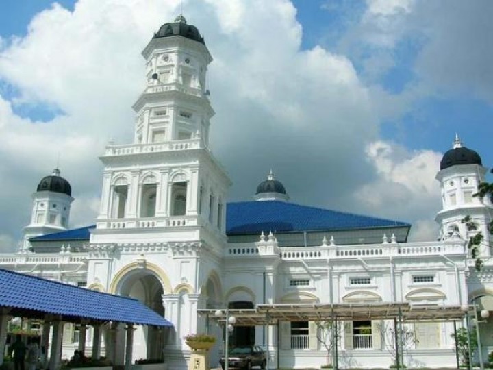 Masjid cantik di Johor, Malaysia. Sumber: nusagates.com