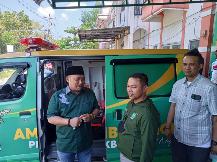 Ketua DPW PKB Riau menyerahkan secara simbolis kunci Ambulans kepada Ketua DPC PKB kabupaten Kampar Catur Sugeng