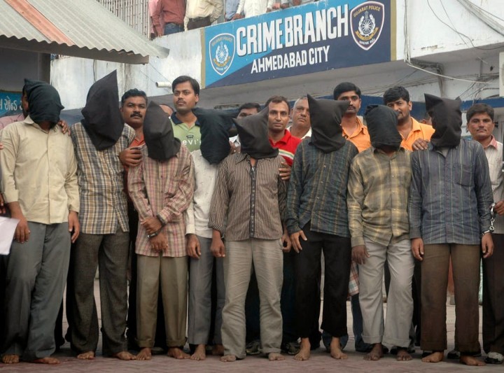 File foto: Sembilan pria ditangkap oleh cabang kejahatan Ahmedabad karena melakukan serangkaian pemboman di kota itu pada tahun 2008 (AP)