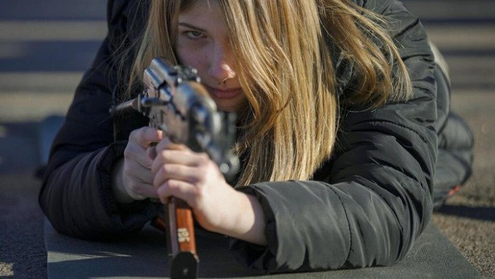 Emak-emak di Ukraina berlatih menembak. Sumber: Detik.com