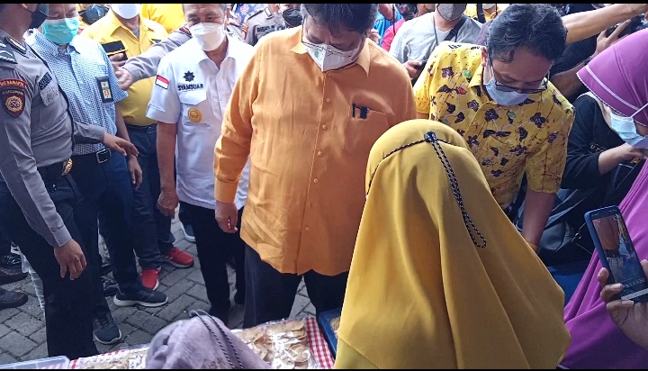 Menteri Perkonomian Airlangga Hartarto meninjau memborong dagangan pedagang saat meninjau pasar murah di Pelindo pasar bawah kota Pekanbaru