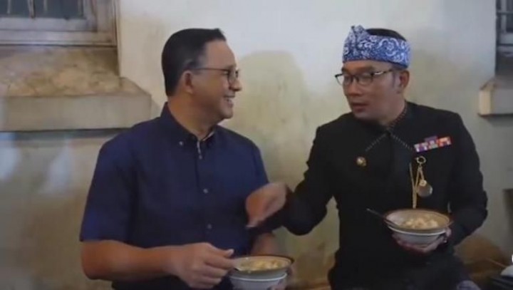 Gubernur DKI Jakarta Anies Baswedan dan Gubernur Jawa Barat Ridwan Kamil lagi makan bubur. Sumber: Galamedia News