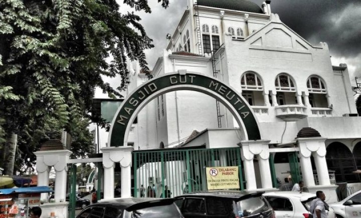 Bangunan Masjid Cut Meutia. Sumber: Jejak Piknik