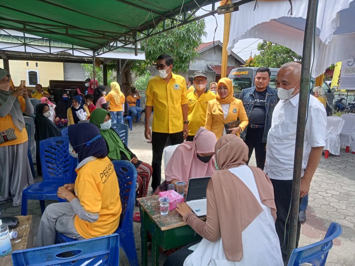 Arsyadjuliandi Rachman dan Parisman Ihwan meninjau Vaksinisasi massal yang ditaja Golkar Riau di kecamatan Tuah Madani