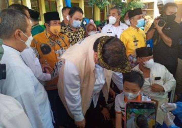 Menteri Kooordinator (Menko) Perekonomian Airlangga Hartarto meninjau  Vaksinisasi anak di Pekanbaru