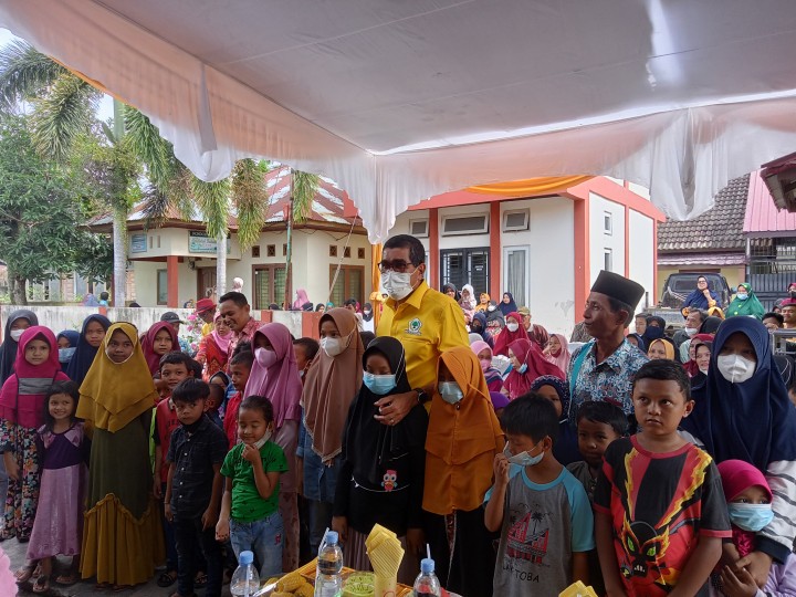 Ketua komisi IV DPRD Riau Parisman Ihwan berfoto bersama dengan orang tua dan anak-anak sesudah meluncurkan kartu pintar di Kecamatan Tuah Madani