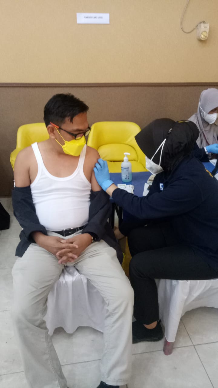 Petugas medis tengah menyuntikkan vaksin kepada salah satu peserta yang mengikuti vaksinasi massal ormas Riau 